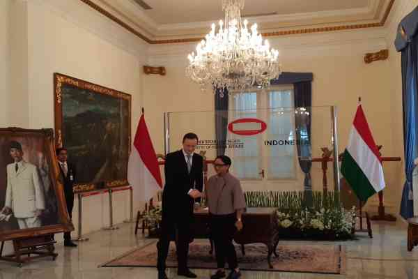 Menteri Luar Negeri RI Retno Marsudi menerima kunjungan resmi Menteri Luar Negeri dan Perdagangan Hongaria Pter Szijjarto di Kantor Kementerian Luar Negeri, Kamis (23/1/2020) - Bisnis/Denis Riantiza M