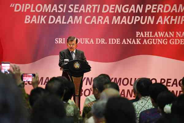 Wakil Presiden ke-10 dan ke-12 RI Jusuf Kalla menerima penghargaan Anugerah untuk Keunggulan Dalam Diplomasi di Kementerian Luar Negeri, Jakarta, Kamis (23/1/2020) - Kemenlu