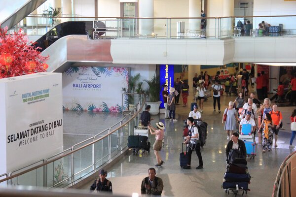 Sejumlah wisatawan asing tampak berdatangan di Terminal Kedatangan Internasional Bandara Internasional I Gusti Ngurah Rai, Kamis (23/1 - 2020).