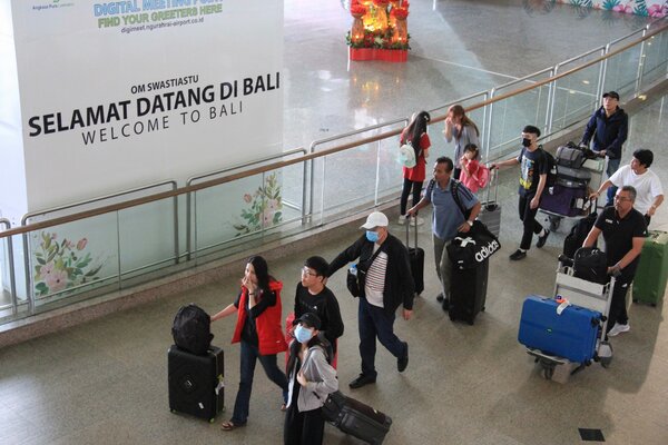 Wisatawan tiba di Bandara Ngurah Rai. - Bisnis/Busrah Ardans