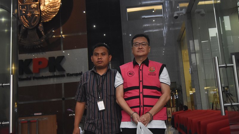 Komisaris PT Hanson International Tbk (MYRX) Benny Tjokrosaputro (kanan) meninggalkan Gedung KPK usai menjalani pemeriksaan oleh penyidik Kejaksaan Agung di Jakarta, Selasa (21/1/2020) -  ANTARA / Indrianto Eko Suwarso