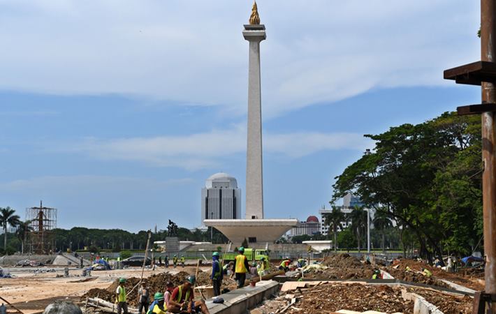 Sejumlah buruh mengerjakan pembangunan Plaza Selatan Monumen Nasional (Monas) di Jakarta, Rabu (22/1/2020). -  ANTARA / Aditya Pradana Putra