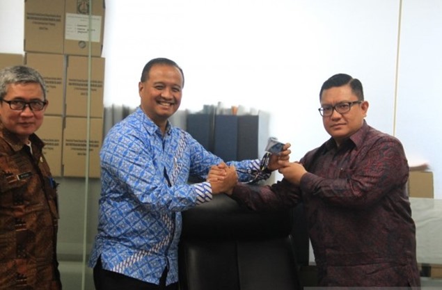 Dirut Transjakarta yang baru Donny Andy Saragih (kanan) berfoto dengan mantan Dirut Transjakarta Agung Wicaksono (kiri), Kamis (23/1/2020). ANTARA - HO/humas Transjakarta