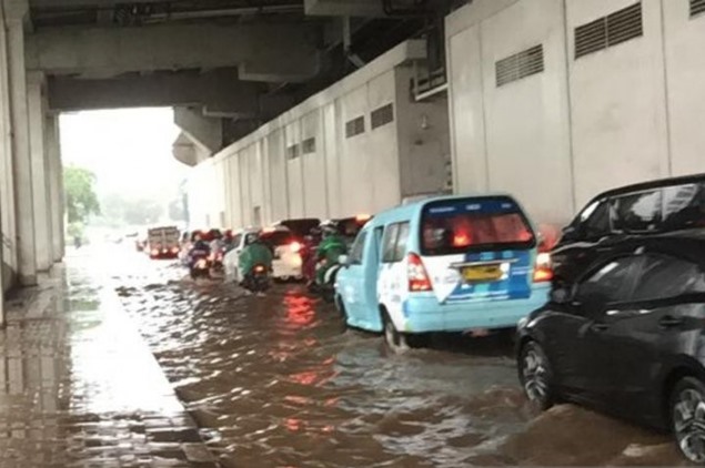 Genangan air hujan merendam Jalan Kayu Putih, Jakarta Timur, Jumat (24/1/2020). ANTARA - Andi Firdaus