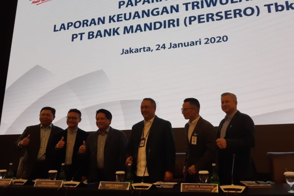 Direksi PT Bank Mandiri (Persero) Tbk. berfoto bersama di sela-sela konferensi pers paparan kinerja Bank Mandiri 2019 di Jakarta, Jumat (24/1/2020). - Bisnis/Ipak Ayu N.
