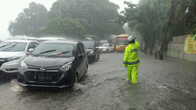Banjir 20-30 cm di Putaran Pasari Cengkareng Timur, Jakbar dan berimbas lalin tersendat, Jumat (24/1/2020). - Twitter TMC Polda Metro Jaya @TMCPoldaMetro