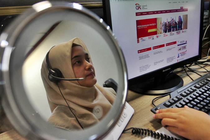 Karyawan menjawab telepon di Call Center Otoritas Jasa Keuangan (OJK), di Jakarta, Selasa (30/7). - Bisnis/Abdullah Azzam