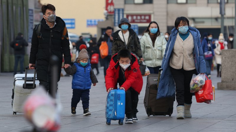 Warga mengenakan masker di stasiun kereta di Beijing, China, Jumat (24/1/2020). - Yomiuri Shimbun via Reuters