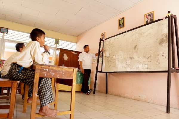 Sejumlah siswa mengikuti kegiatan belajar di Sekolah Dasar Negeri (SDN) 78 di Kota Gorontalo, Gorontalo, Rabu (20/22/2019). Sekolah tersebut terancam ditutup karena kekurangan siswa yang hanya berjumlah 47 orang dan enam orang guru. - ANTARA FOTO/Adiwinata Solihin