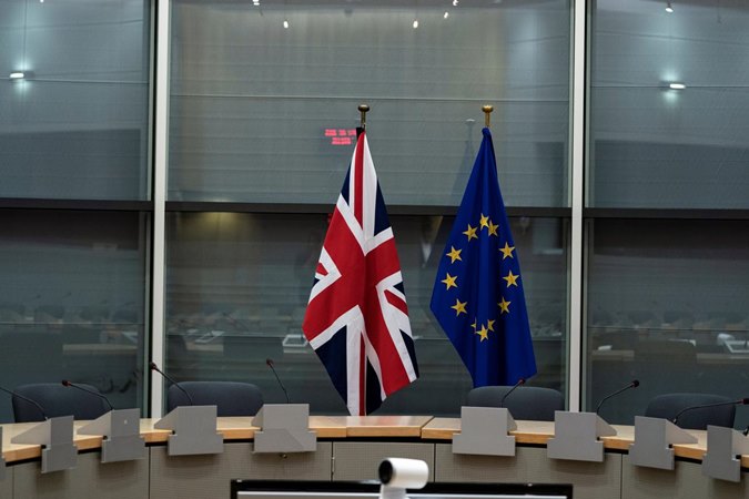 Bendera Inggris Raya dan Uni Eropa di markas Komisi Uni Eropa di Brussels, Belgia - Reuters/ Kenzo Tribouillard