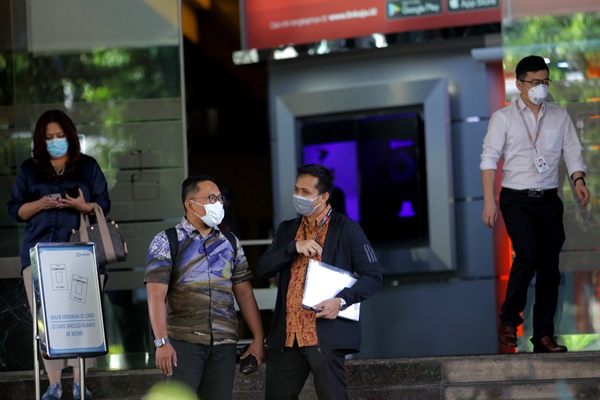 Sejumlah karyawan menggunakan masker saat keluar dari gedung BRI 2, Jakarta, Kamis (23/1/2020). Menteri Kesehatan Terawan Agusputranto memastikan bahwa pasien yang diduga terjangkit virus korona atau novel coronavirus (nCov) di gedung BRI 2 hanya menderita sakit tenggorokan biasa. - ANTARA FOTO/Reno Esnir