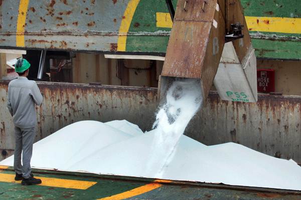 Petugas memantau proses pengisian pupuk ke dalam kapal saat produksi ekspor urea di Pelabuhan PT Pupuk Kaltim di Bontang, Kalimantan Timur, Selasa (18/9/2020). - Antara/Reno Esnir