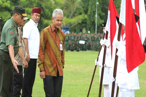 Gubernur Jawa Tengah Ganjar Pranowo saat saat memimpin Kirab Kebangsaan Merah Putih di Lapangan Pancasila Simpanglima Semarang, Jumat (24/1 - 2020).
