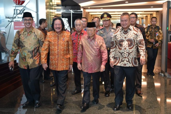 Ketua Asosiasi Emiten Indonesia (AEI) Frasiscus Welirang (kedua kiri) berjalan mendamping Wakil Presiden Ma'ruf Amin saat menghadiri acara di Bursa Efek Indonesia. / Istimewa