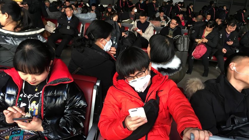 Penumpang yang mengenakan masker terlihat di area menunggu kereta ke Wuhan di Stasiun Kereta Api Barat Beijing, menjelang Tahun Baru Imlek China, di Beijing, 20 Januari 2020. -  REUTERS / Stringer