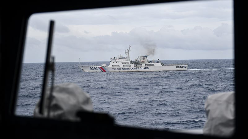 Kapal Coast Guard China-5202 membayangi KRI Usman Harun-359 saat melaksanakan patroli mendekati kapal nelayan pukat China yang melakukan penangkapan ikan di ZEE Indonesia Utara Pulau Natuna, Sabtu (11/1/2020). -  Antara / Risyal Hidayat
