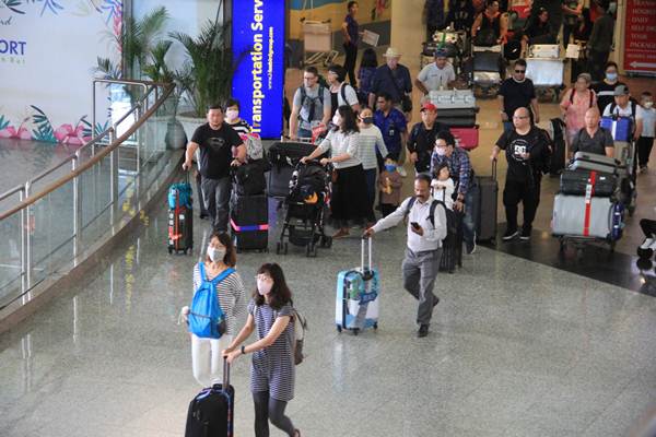Para wisatawan asing tampak berdatangan di Terminal Kedatangan Internasional Bandara Internasional I Gusti Ngurah Rai, Kamis (23/1/2020). - Bisnis/Busrah Ardans