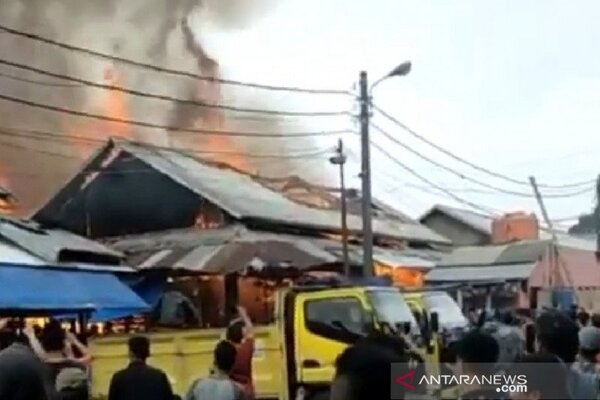 Pasar Caringin, Kota Bandung mengalami kebakaran, Sabtu (25/1/2020). - Antara