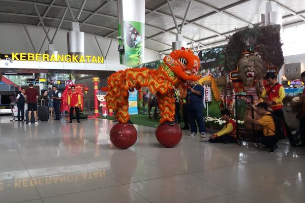 Pertunjukan barongsai saat Imlek di Bandara Internasional Juanda Surabaya. - Antara/Indra