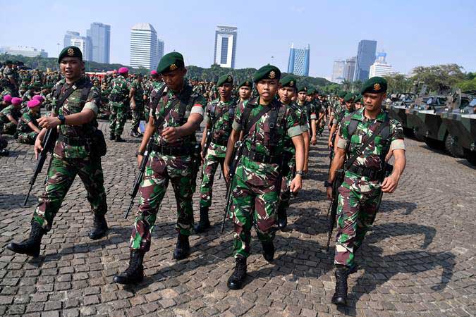 Prajurit TNI berbaris seusai mengikuti apel pengamanan di Lapangan Monas, Jakarta, Senin (20/5/2019). - ANTARA/Sigid Kurniawan