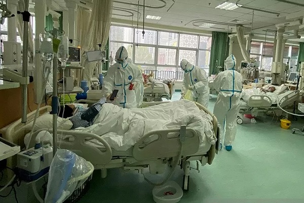 Foto yang diunggah ke media sosial pada 25 Januari 2020 oleh Rumah Sakit Pusat Wuhan menunjukkan staf medis merawat pasien, di Wuhan, China. - Reuters