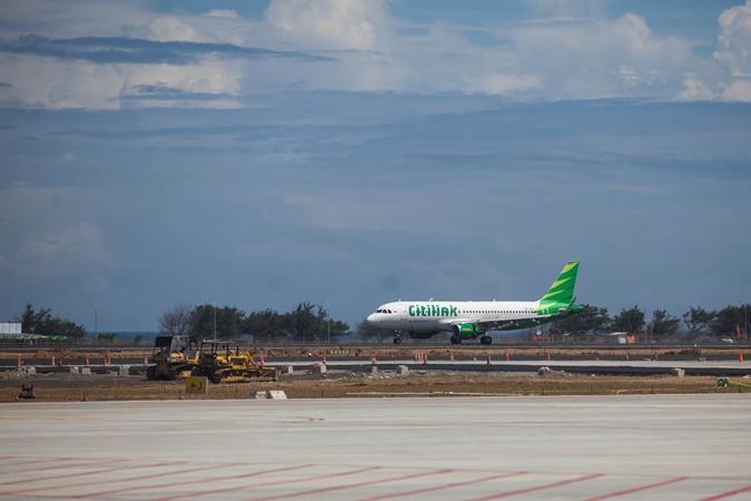 Pesawat komersial maskapai Citilink mendarat di landasan Yogyakarta International Airport (YIA) saat 