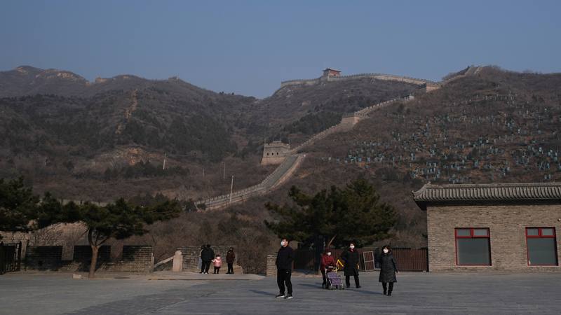 Orang-orang berjalan di luar pintu masuk ke bagian Juyongguan dari Tembok Besar, yang tertutup bagi pengunjung, untuk keamanan setelah merebaknya virus corona baru, dekat Beijing, China 25 Januari 2020. - Reuters