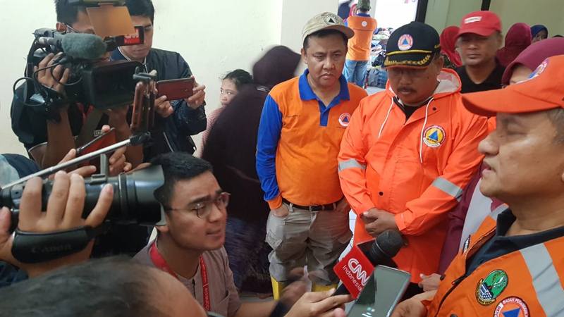 Kepala Pelaksana Badan Penanggulangan Bencana Daerah (BPBD) Provinsi Jawa Barat Supriyatno  memberi keterangan banjir yang melanda wilayah Bandung Selatan Jawa Barat. JIBI - Bisnis/Wisnu Wage