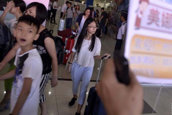 Sejumlah wisatawan dari China tiba di Bandara Sam Ratulangi - Antara/Adwit B. Pramono