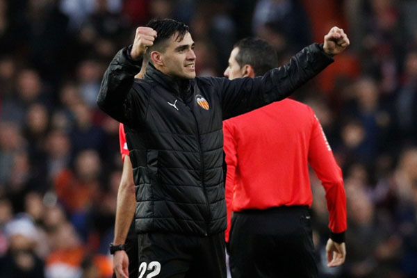 Striker Valencia Maxi Gomez merayakan kemenangan atas Barcelona. - Reuters/Albert Gea