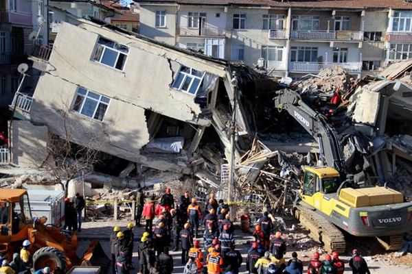 Dampak gempa di Turki. - Reuters