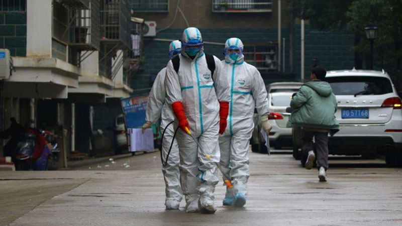 Pekerja dari Departemen Pengendalian dan Pencegahan Penyakit mendisinfeksi area perumahan setelah wabah virus Corona, di Ruichang, Provinsi Jiangxi, China, Sabtu (25/1/2020). - Reuters
