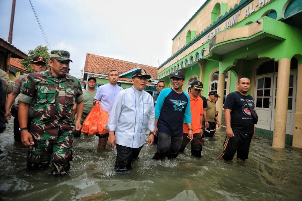 Oded saat memantau lokasi banjir Rancabolang - Bisnis/Dea Andriyawan