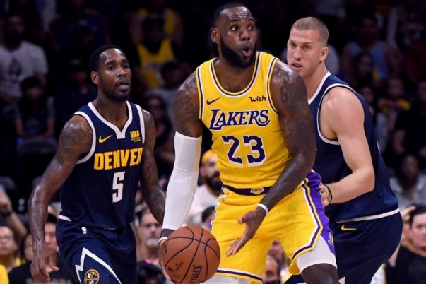 Pebasket andalan LA Lakers LeBron James (tengah). - Twitter