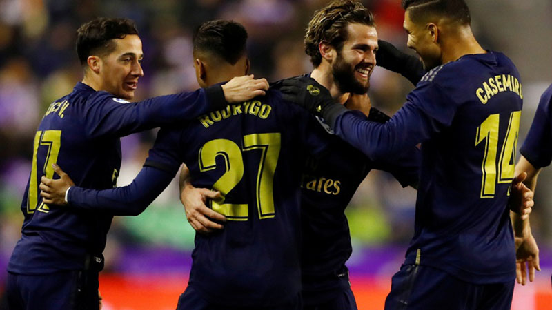 Pemain Real Madrid bersukacita selepas Nacho (kedua kanan) menjebol gawang Real Valladolid. - Reuters/Juan Medina