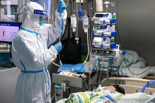 Seorang petugas medis menangani pasien yang terduga terkena virus corona di Zhongnan Hospital of Wuhan University, Wuhan, China, Jumat (24/1/2020). - Antara
