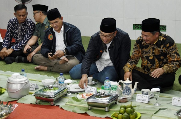 Gubernur Jabar Ridwan Kamil (kedua kanan) mendapat predikat sebagai Gubernur Desa dari Asosiasi Perangkat Desa Seluruh Indonesia (Apdesi) - Bisnis/Wisnu Wage