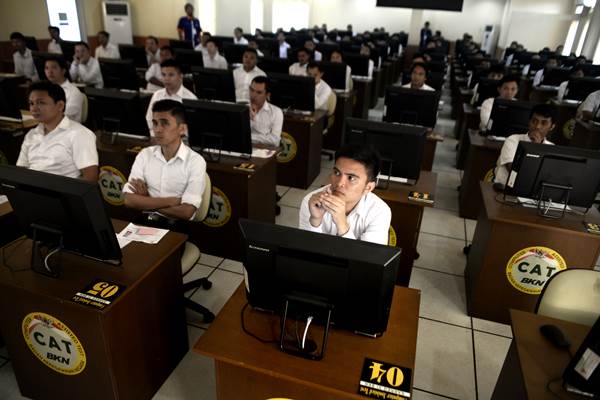 Puluhan peserta seleksi CPNS memperhatikan tata cara pelaksanaan Ujian Sistem CAT di Kantor Regional XI Badan Kepegawaian Negara di Manado, Sulawesi Utara, Senin (11/9). Sebanyak 8.066 pelamar kerja yang terbagi atas lulusan Sarjana maupun SMA (sederajat), akan memperebutkan 260 formasi dalam seleksi yang menggunakan sistem CAT (Computer Assisted Test) tersebut. ANTARA FOTO - Adwit B Pramono