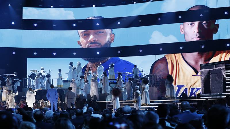 Penghormatan untuk superstar NBA Kobe Bryant di panggung Grammy Awards ke-62 di Los Angeles, California Amerika Serikat, 26 Januari 2020. - Reuters