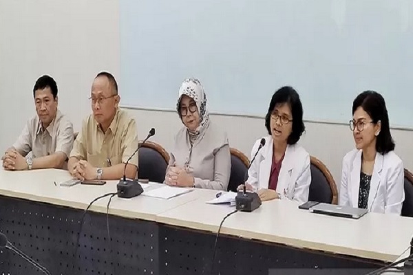 Direktur Utama RSHS Bandung, dr Nina Susana Dewi (tiga dari kiri) bersama dokter ahli menjelaskan pasien dicurigai terpapar virus corona. - Antara