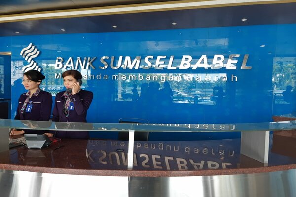 Pegawai Bank Sumsel Babel saat bertugas di kantor pusat Bank Sumsel Babel, Jakabaring, Palembang. - Bisnis/Dinda Wulandari