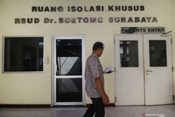Petugas melintas di depan pintu masuk Ruang Isolasi Khusus (RIK) RSUD Dokter Soetomo, Surabaya, Jawa Timur, Jumat (24/1/2020). - ANTARA FOTO/Moch Asim
