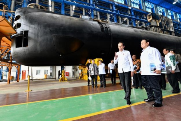 Presiden Joko Widodo berjalan bersama Menteri Pertahanan Prabowo Subianto saat meninjau kapal selam Alugro-405, Senin (27/1/2020) di Jawa Timur. - Setpres