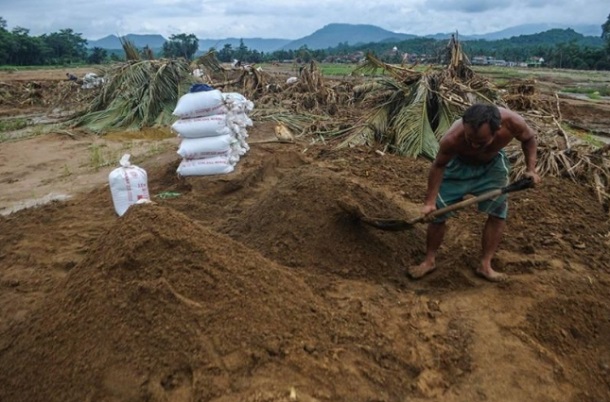 Bencana banjir bandang yang terjadi di Kabupaten Lebak, Banten, awal tahun 2020 ternyata membawa berkah bagi penambang pasir karena bisa menghasilkan pendapatan ekonomi. - Antara