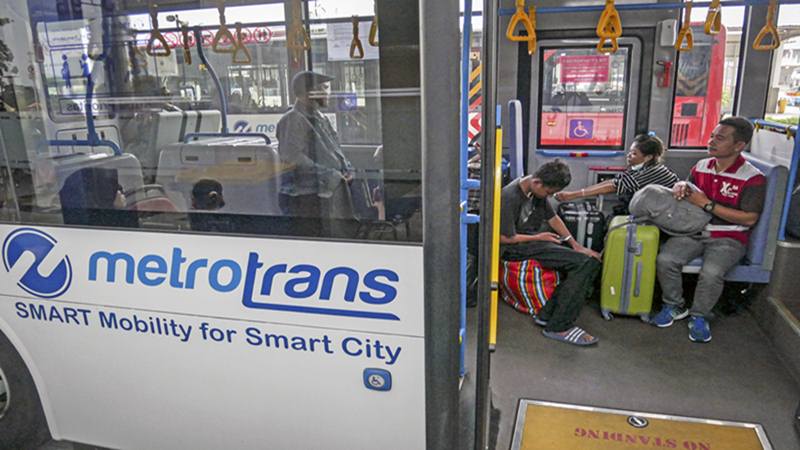 Pemudik menunggu keberangkatan bus TransJakarta di Terminal Pulo Gebang, Jakarta, Minggu (9/6/2019). - Transjakarta