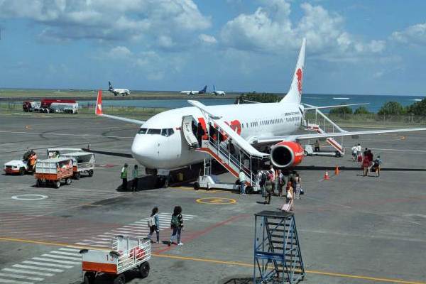 Penumpang naik ke pesawat di Bandara Internasional I Gusti Ngurah Rai, Denpasar Bali, Rabu (10/5). - JIBI/Paulus Tandi Bone