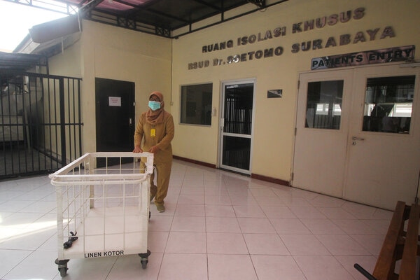 Petugas medis beraktivitas di luar Ruang Isolasi Khusus (RIK) yang merawat pasien WNA asal China di RSUD dr Soetomo, Surabaya, Jawa Timur, Senin (27/1/2020). Meski hasil pemeriksaan sementara terhadap pasien WNA China yang dirawat di RIK tersebut mengindikasikan bukan akibat terjangkit virus corona, namun tim dokter RSUD dr Soetomo melakukan pemeriksaan laboratorium lanjutan guna meningkatkan kewaspadaan dan kepastian tentang kondisi pasien. - Antara/Moch Asim