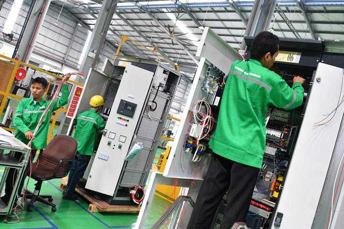 Pekerja merakit panel listrik yang diproduksi di pabrik pintar Schneider Electric Indonesia, Cikarang, Jawa Barat, Selasa (25/6/2019). - ANTARA/Sigid Kurniawan