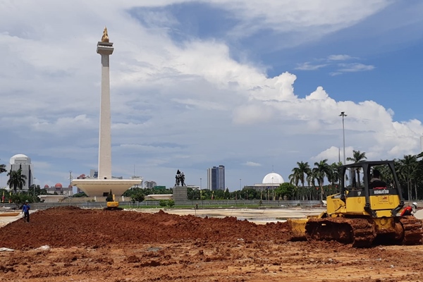Suasana proyek revitalisasi kawasan Monas Jakarta Pusat, Senin (27/1/2020) - Bisnis/Feni Freycinetia