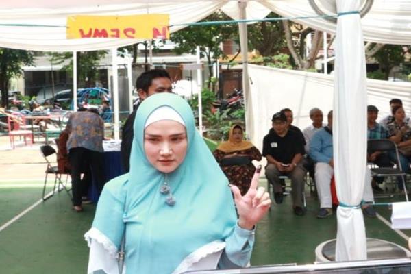 Mulan Jameela saat ditemui usai mencoblos di TPS 49 Pinang Suasa IV, Jakarta, Rabu (17/4/2019). - Antara